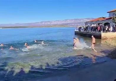 Во Дубровник соборен температурниот рекорд за јануари, луѓето се капea