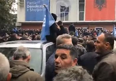 Приврзаници на Бериша се обидоа насилно да влезат во седиштето на ДП