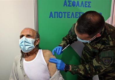 Грција од денеска ги казнува сите над 60 години, кои не се вакцинирани 