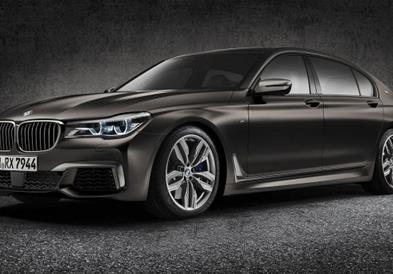 Фото: „BMW“ се простува од „V12“ моторот во голем стил