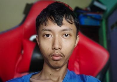 Студент со години се снимал како седи пред компјутер, од фотографиите станал милионер (ФОТО)
