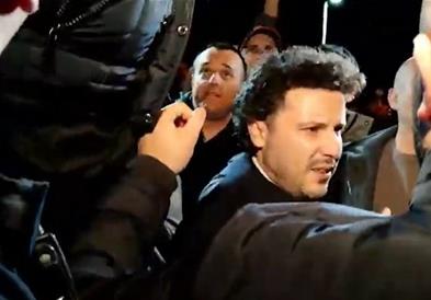 Хаос во Подгорица: Вицепремиерот Абазовиќ влезе меѓу демонстрантите (ВИДЕО)