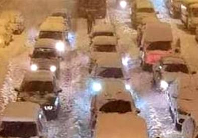 Снежно невреме предизвика хаос во сообраќајот во Грција и во Турција (ВИДЕО)