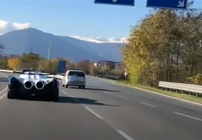 Најмоќниот автомобил на светот е снимен на автопат, вози до 515 км/час (ВИДЕО)