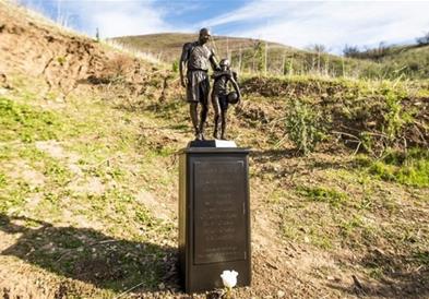Коби и Џана Брајант добија споменик на местото на несреќата, веднаш ќе биде отстранет 