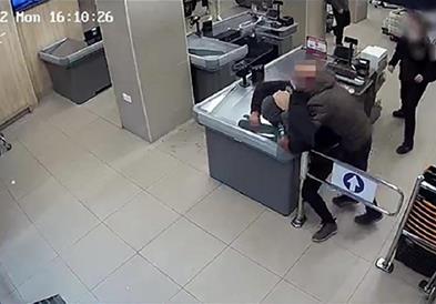 Видео: Полицаец кој не бил на должност спречил грабеж во Барселона