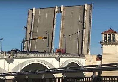 Американка падна од подвижен мост и загина (ВИДЕО)