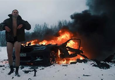 Руски влогер по запалениот Мерцедес, сега го запали и новиот BMW M5 (ВИДЕО)