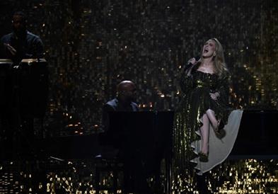 Адел доминантна на BRITS Awards, наградата му ја посвети на поранешниот сопруг (ВИДЕО)