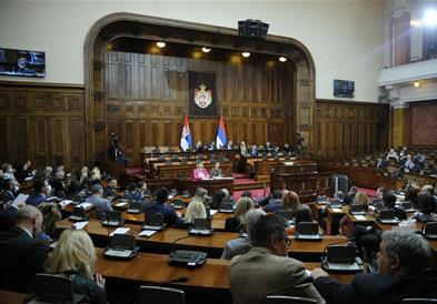 Србија го менува Уставот, измените прогласени со химна и построена гарда  
