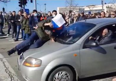 Видео: Автомобил удри момче на протестот пред Палатата Србија