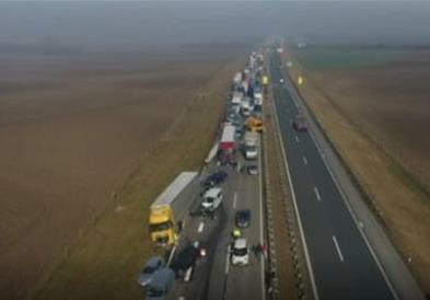 Фото: Верижен судар кај Стара Пазова во Србија, еден загинат, 6  повредени