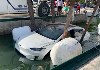 Три неверојатни незгоди на автомобилите Тесла (ВИДЕО)