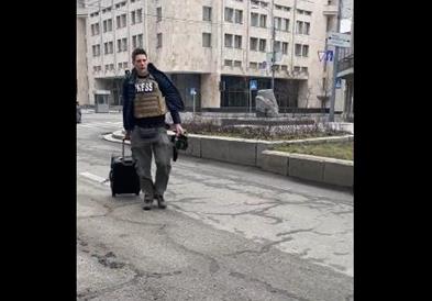Видео: Хрватски новинарски екипи го напуштаат Киев 