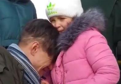 Украинец во солзи се разделува од ќеркичката за да замине на фронт,снимка што го потресе светот