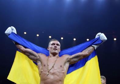 Светскиот шампион во бокс Олександр Усик се врати дома во Украина,за да ја брани својата земја