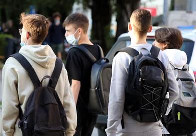 Словенија ја укинува обврската за носење маски во училиштата, одобрена вакцинација за малолетни