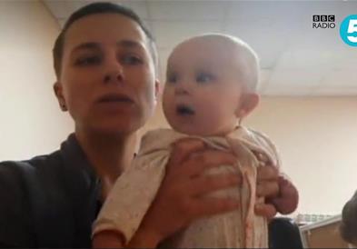Мајка од Киев ги учи своите деца како да избегнуваат бомби (ВИДЕО)
