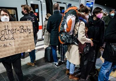 Германците со солзи и пораки ги пречекуваат украинските бегалци и им нудат сместување (ВИДЕО)