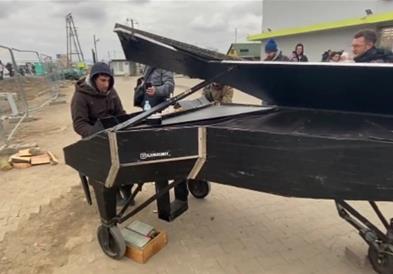 Германец им свири на украинските бегалци на полската граница: Доста слушаа бомби (ВИДЕО)