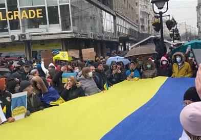 Протест за поддршка на Украина во Белград, запален е руски пасош : Путине, Хитлеру! 
