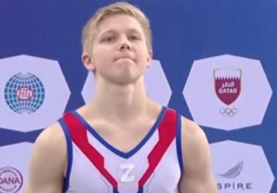 Руски гимнастичар го шокира светот со знак на руска агресија, додека добиваше медал (ВИДЕО)