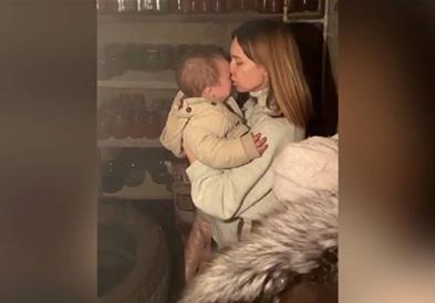 Мајка на три мали деца од Херсон: Кога нешто експлодира, ги учам да не трчаат кон мене (ВИДЕО)