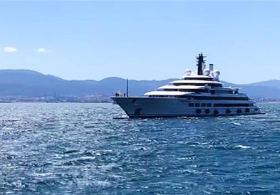 Мистериозната „суперјахта на Путин“ ги збунува жителите на мало италијанско гратче (ВИДЕО)