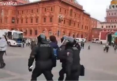 Видео: Во Москва уапсена жена поради  парола- „Два збора“