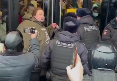 Познат руски пијанист со лисици се врза за затворениот Мекдоналдс: Ова е насилство (ВИДЕО)