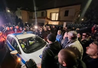 Борисов е уапсен, пред МВР и пред неговата куќа се собраа симпатизери на ГЕРБ (ВИДЕО)