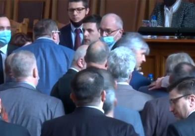 Видео: Кошкање меѓу пратениците во бугарскиот парламент поради апсењето на Борисов