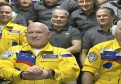 Руските космонаути стигнаа на МВС во боите на украинското знаме (ВИДЕО)