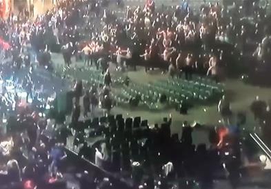 Општа тепачка на боречки спектакл, летаа столчиња...(ВИДЕО)