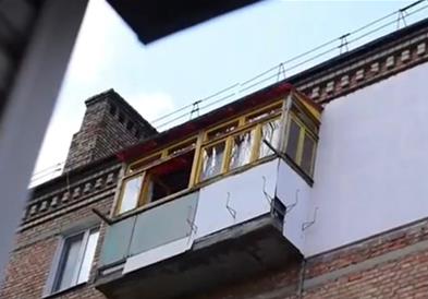Жител на Миколаев секој ден на пладне на балконот ја свири украинската химна (ВИДЕО)