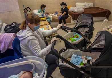 Родителите од странство не можат да си ги преземат бебињата од киевската клиника (ВИДЕО)