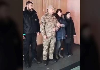 Љубовта победува: Свадба во скривница во опколениот Мариупол (ФОТО)