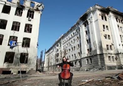 Украинец свири виолончело среде разорениот Харков (ВИДЕО)
