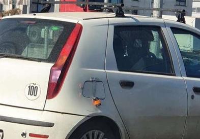 Погледнете како овој возач го чува резервоарот од можна кражба на гориво