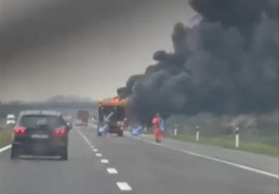 Видео: Се запали камион на автопатот А3 во Хрватска