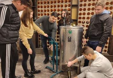 Девојчиња и момчиња учат лозаровинарски занает и уриваат предрасуди