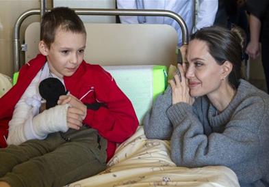 Анџелина Џоли во тајност посетила сиропиталиште во Украина 