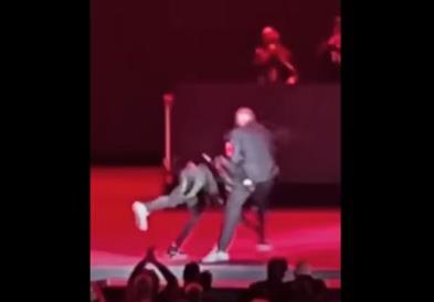 Видео: Комичарот Дејв Шапел нападнат на настап