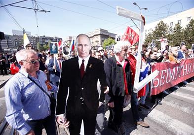 Путин од картон на маршот во Белград: Да живее Русија (ФОТО)