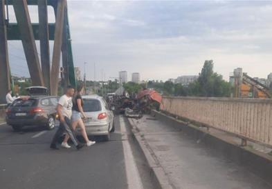 Страшен судар на мост во Србија: Камион целосно смачкан