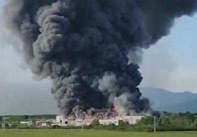 Видео: Голем пожар во фабрика во Бихаќ