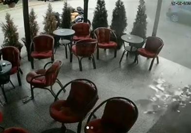 Видео: Фрлена бомба во кафеана во Србија, осомничениот е уапсен