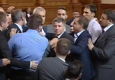 Тепачка во бугарскиот парламент: Немојте пред гостите, има и деца! (ВИДЕО)