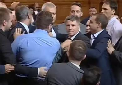 Видео: За малку е избегната тепачка во бугарското собрание