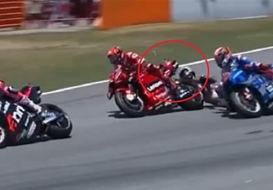 Страшна несреќа на мото трка: Возач со глава удри во тркало (ВИДЕО)